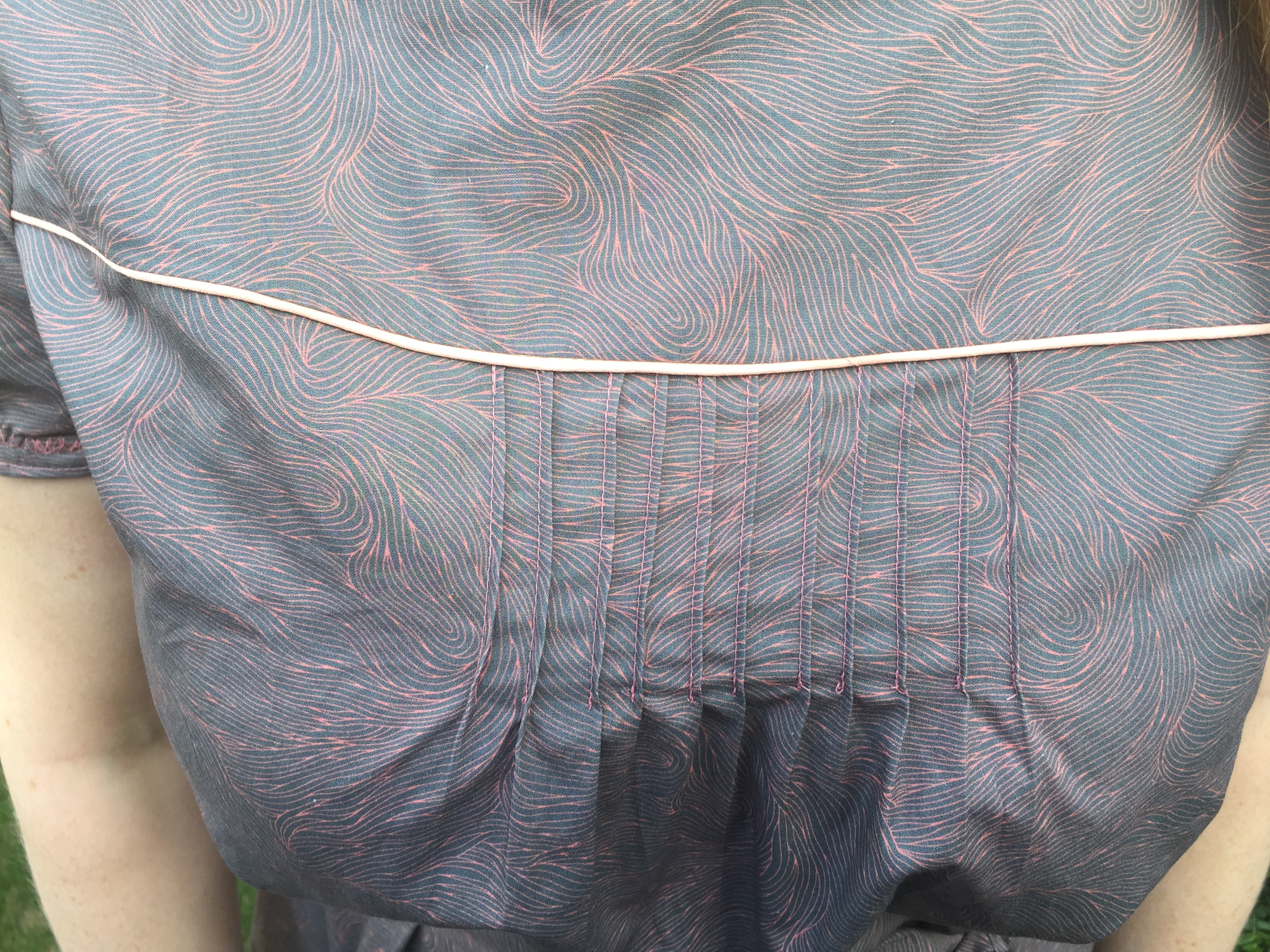 detail pin tuck dress plooitjes